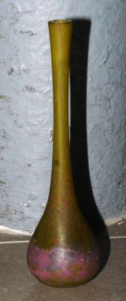 DAUM Vase de forme étirée en verre marmoréen vert nuancé. Haut. 15,4 cm