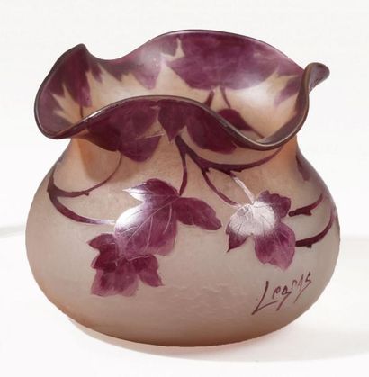 LEGRAS Vase globulaire à col trilobé en verre givré à décor dégagé à l'acide de feuilles...