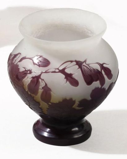 Emile GALLÉ Petit vase de forme balustre en verre doublé à décor violet de feuilles...