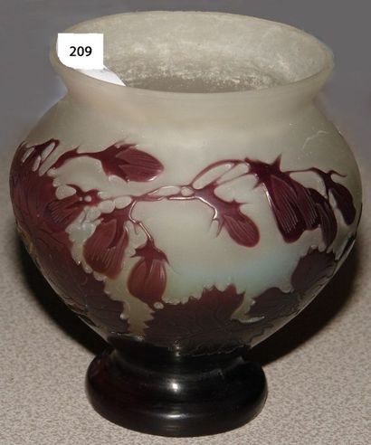 Emile GALLÉ Petit vase de forme balustre en verre doublé à décor violet de feuilles...