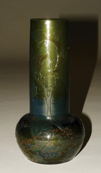 Emile GALLÉ Vase à base globulaire et col cylindrique en verre doublé vert à décor...