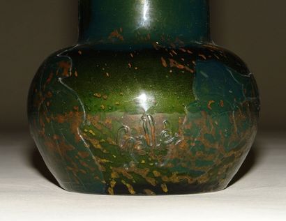 Emile GALLÉ Vase à base globulaire et col cylindrique en verre doublé vert à décor...