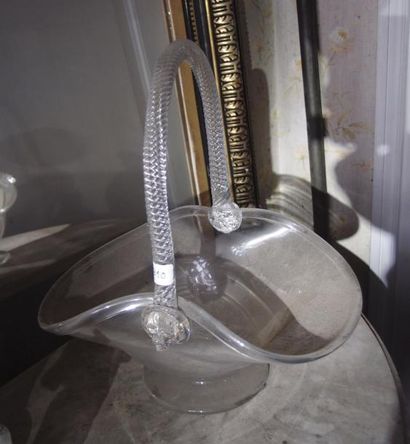 null Corbeille en verre, l'anse torsadée Milieu du XIXème siècle Haut. 33 cm