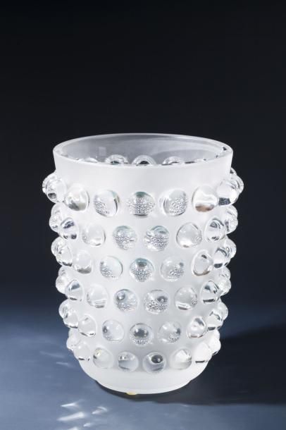 LALIQUE Vase Mossi en verre blanc moulé. Modèle crée le 19 juillet 1933. Haut.: 20...