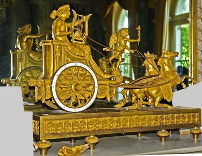 null Pendule de cheminée en bronze ciselé et doré représentant Apollon sur un char...