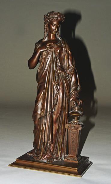 Théodore DORIOT (XIXème siècle) Femme à l'antique Bronze à patine brune. Signé. Haut....