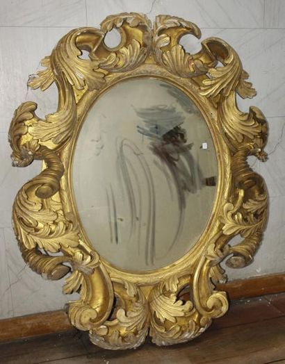 null Important miroir ovale en bois et stuc doré à décor de volutes, feuillages et...