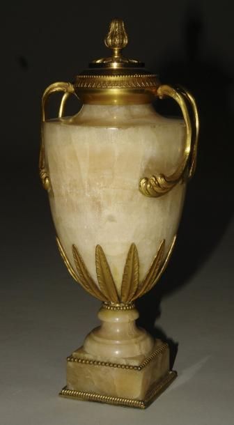 null Vase formant bruleparfum, à deux anses, en albâtre, la monture en bronze doré....