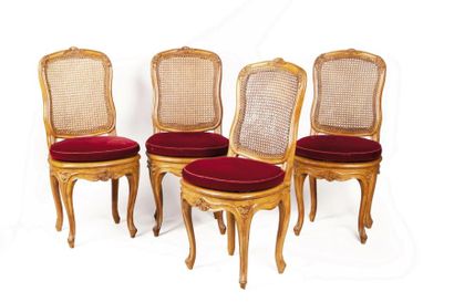 null Suite de quatre chaises cannées en bois naturel mouluré et sculpté de fleurettes,...