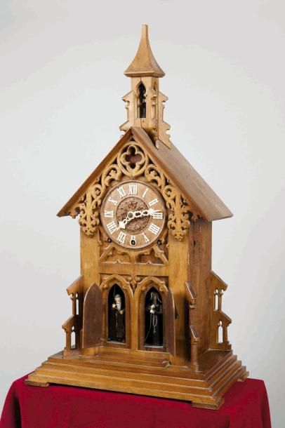 null Pendule à automates en forme d'église gothique en bois sculpté et ajouré, les...