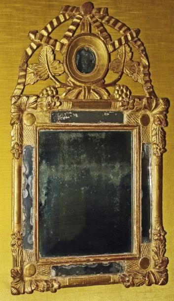 null Petit miroir à parecloses et fronton ajouré, en bois sculpté et doré à décor...