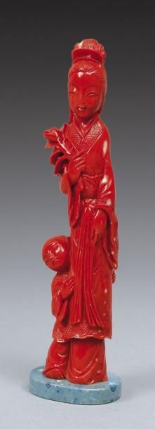 null Statuette en corail de belle couleur rouge représentant une jeune femme tenant...