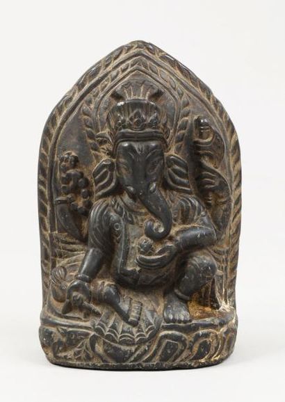 Stèle en chlorite représentant le dieu Ganesh...