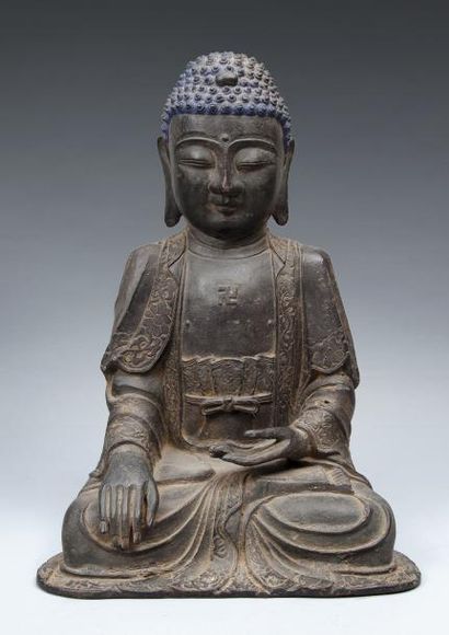 null Important Bouddha en bronze assis dans le geste de la prise de la terre à témoin,...