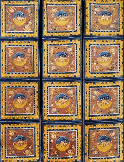 null Trois tapis Chinois Ning Hsia Décor composé de quatre surfaces carrées sur lesquelles...