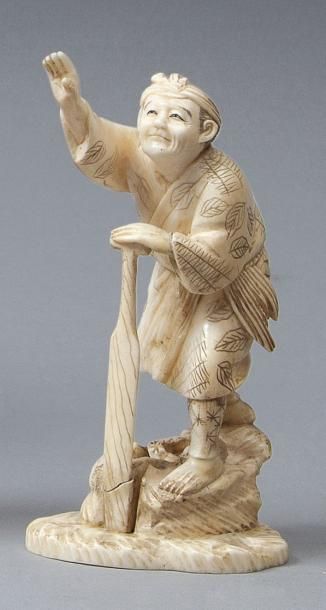 null Okimono en ivoire représenté debout, le bras tendu, appuyé sur une rame. Japon,...