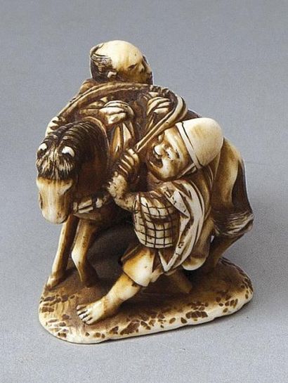 null Netsuke en ivoire représentant deux hommes tenant un cheval. Japon, période...