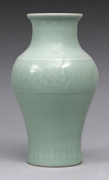  Petit vase balustre en porcelaine émaillé céladon à décor sous couverte de dragons,...