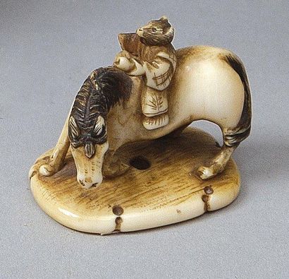 null Netsuke représentant un rat sur un cheval en ivoire. Japon, fin période Mei...