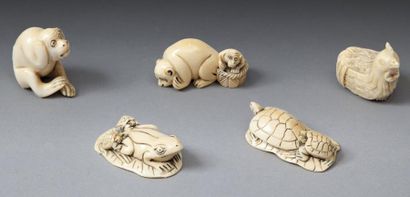 null Lot de quatre netsuke animaliers en ivoire. Chine, début XXème siècle