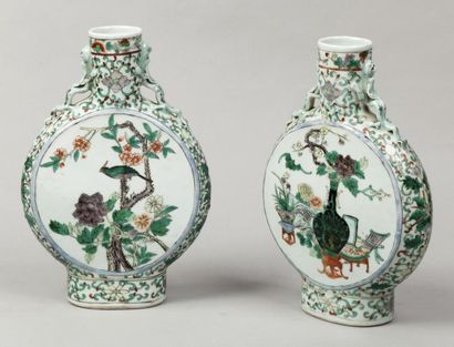 null Paire de vases de forme gourde aplatie en porcelaine émaillée de la famille...