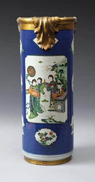 null Important vase cylindrique en porcelaine à décor en émaux de la famille verte...