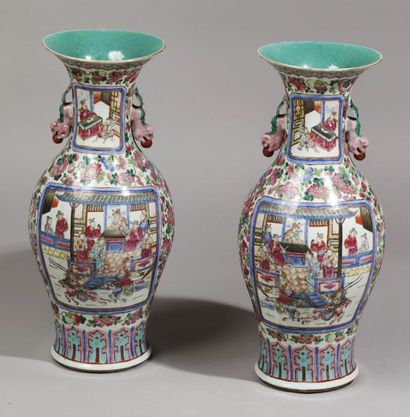 Paire de vases balustre en porcelaine à décor...