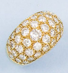  Bague « jonc » en or jaune ornée d'un pavage de diamants taillés en brillant.