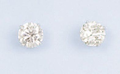  Paire de boutons d'oreilles en or gris ornés chacun d'un diamant taillé en brillant...
