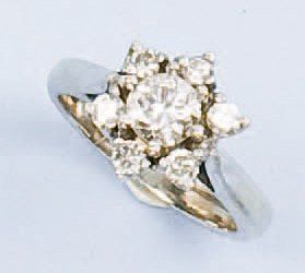 null Bague « fleur » en or gris ornée d'un diamant taille ancienne calibrant 0.75...