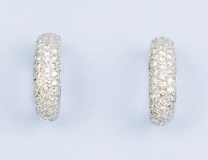  Paire de boucles d'oreilles en or gris pavées de diamants taillés en brillant.