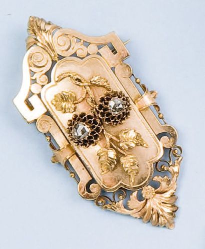 null Broche pendentif en or jaune à décor de feuilles, ornée de deux diamants taillés...
