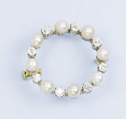  Broche « couronne » en or jaune ornée de perles alternées de diamants.