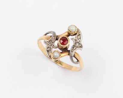 null Bague en or jaune ornée d'une pierre rouge, de perles et de diamant taillés...