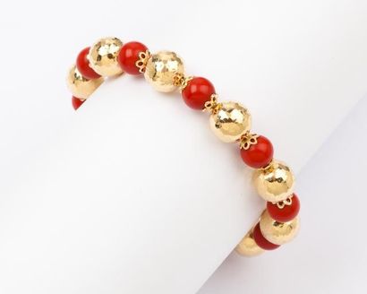 Bracelet en or jaune orné de perles de corail...