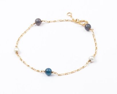 null Bracelet en or jaune orné de perles et de boules d'agate bleue. P. 1,3g