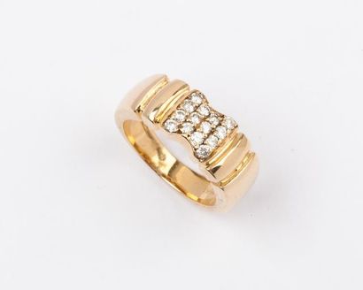 null Bague en or jaune ornée d'un motif "noeud" pavé de diamants. P. 7,4g