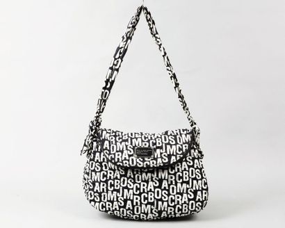 MARC by Marc Jacobs Sac besace en toile polyester à surpiqûres noires reprenant le...