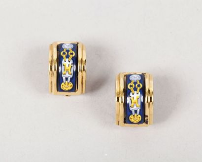 HERMES Paris Paire de clips d’oreille en métal doré émaillé figurant des motifs.