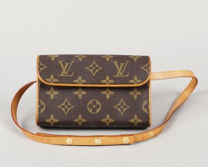 LOUIS VUITTON Pochette ceinture «Twin» 16cm en toile monogram et cuir naturel, fermeture...