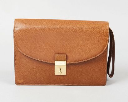 GUCCI Pochette 25cm à deux soufflets en sanglier marron, fermoir serrure en métal...