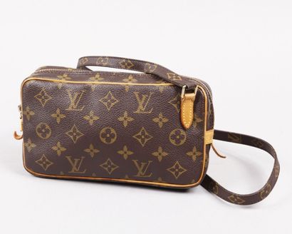 LOUIS VUITTON Pochette «Marly» 22cm en toile monogram et cuir naturel, anse bandoulière...