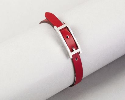 HERMÈS Paris made in France Bracelet «Hapi» en cuir rouge, fermoir «H» en palladium....