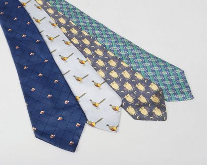 HERMÈS Paris made in France Lot de quatre cravates en soie imprimée. Bon état.