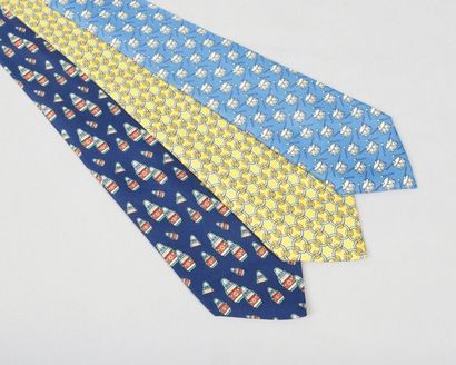 HERMÈS Paris made in France Lot composé de trois cravates en soie imprimée. Bon ...