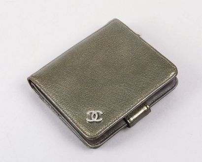 CHANEL Porte cartes, porte-monnaie zippé en cuir vernis bronze, fermeture pression...