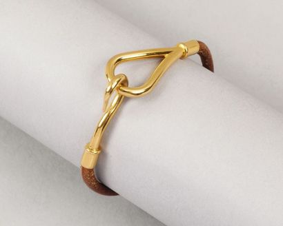 HERMÈS Paris made in France Bracelet «Jumbo» en cuir naturel, attaches en métal doré....