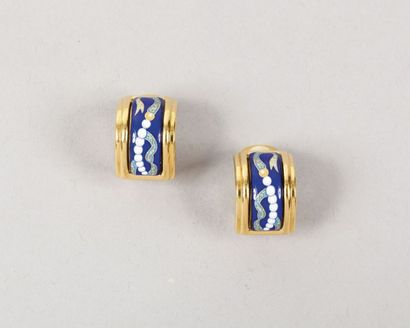 HERMES Paris Paire de clips d’oreille en métal doré émaillé figurant des bijoux.