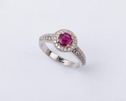 null Bague en or gris ornée d'un rubis ovale dans un entourage de diamants taillés...