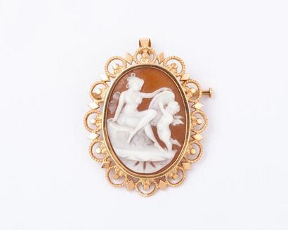 null Broche pendentif camée coquille en or jaune représentant Venus et l'Amour. P...